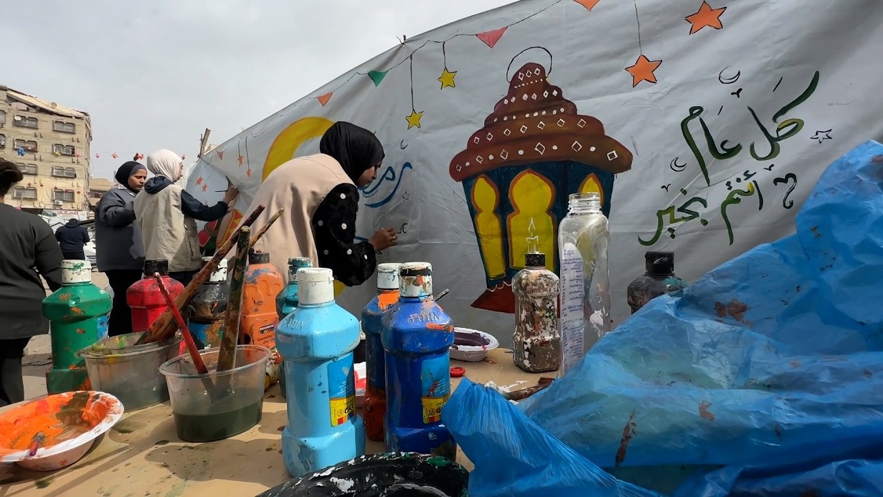 فنانون يزينون خيام النازحين في غزة بجدارية ترحيبية بشهر رمضان لخلق أجواء احتفالية للأطفال