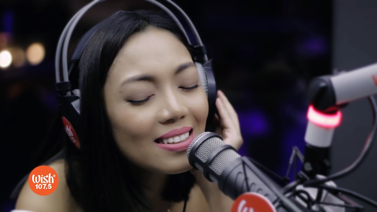 Jona performs 