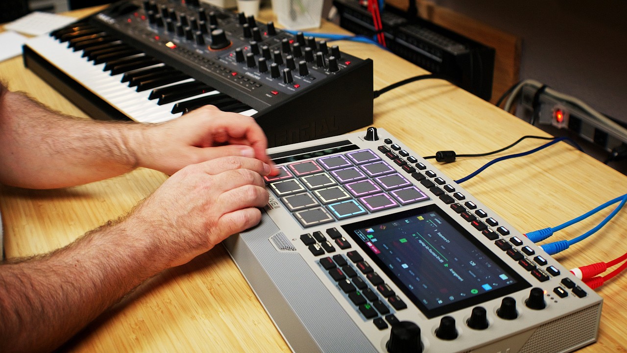 Создал бит на Akai MPC Live 3 RETRO и синтезаторе Take 5
