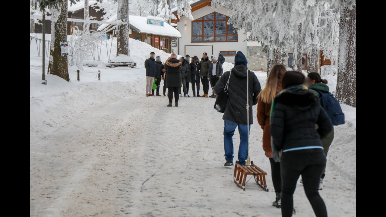 Schnee-Touristen pilgern trotz Sperrzeit erneut auf die Wasserkuppe