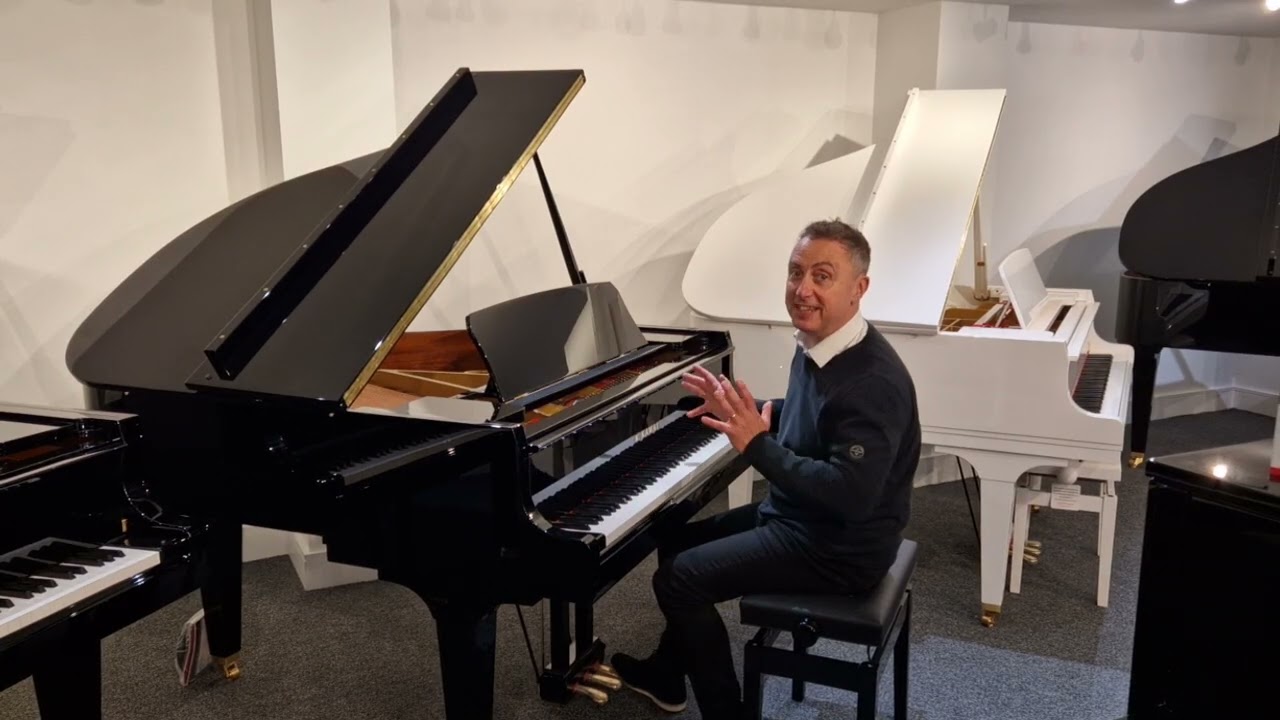 Акустический рояль Kawai GL20 из полированного черного дерева продается в магазине Rimmers Music ...