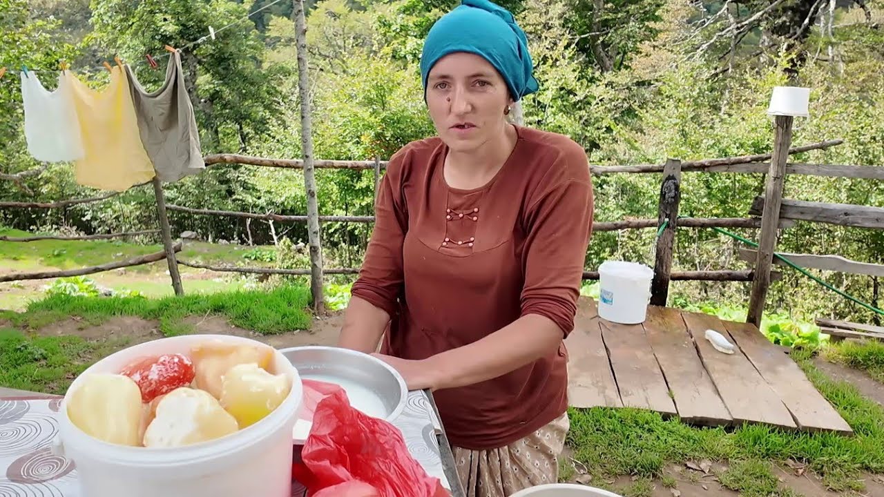 Život na planini u kolibi bez struje. Dijete od pet godina muze ovcu!