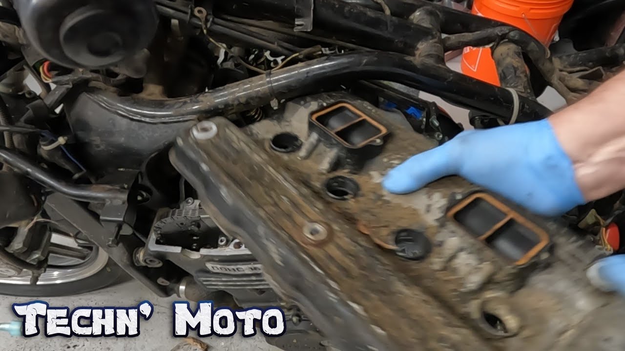 Removing More Stuff Off the 1992 Kawasaki ZG1000 Concours| Techn' Moto