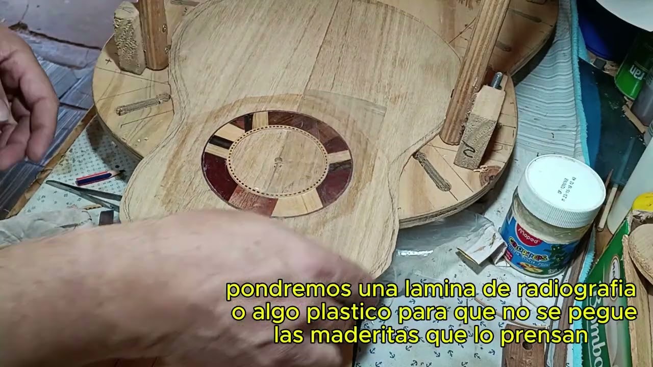 colocacion de  roseta vihuela 1 de 11 Luthier Facundo Miño