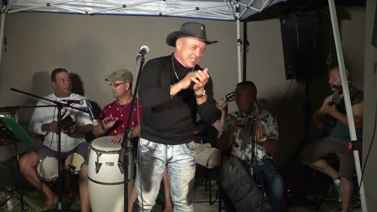 UN JUEY COJIEMDO PON PELLITO NEGRON--ARMONIA CULTURAL