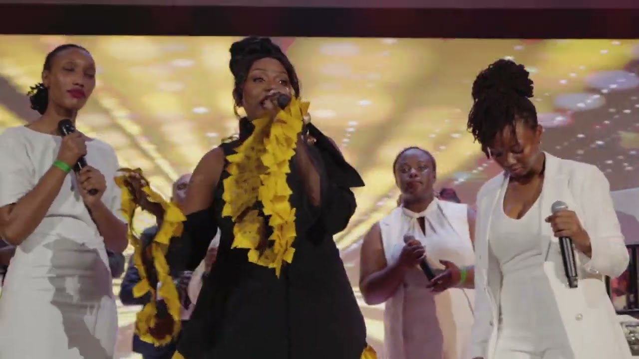 Bamalaika by Tonzi & Maranatha Family Choir (Live performance)