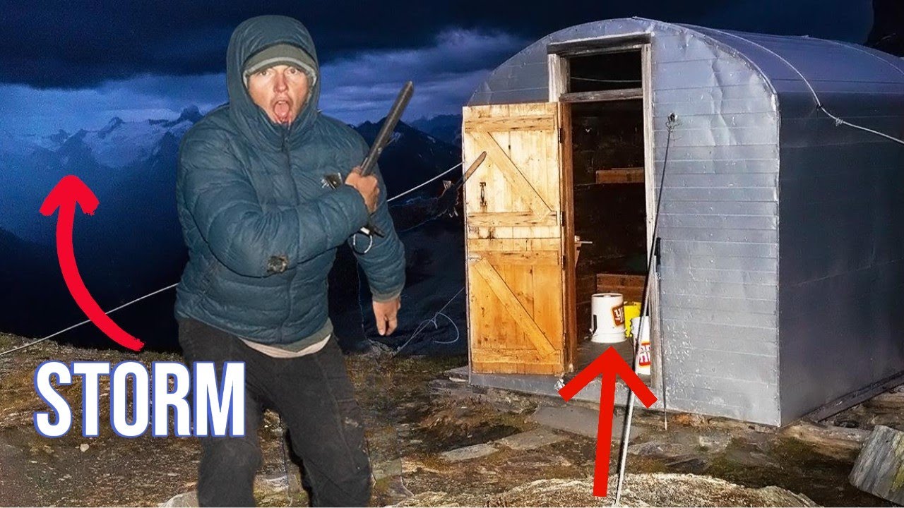 SOLO Mountain Traverse to an Alpine Shelter in bad weather