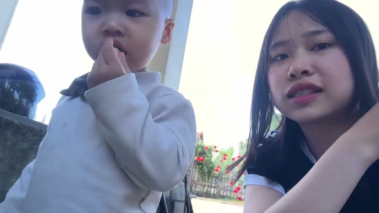 Hai cô cháu Coca ở nhà trông nhau cho bố mẹ đi làm