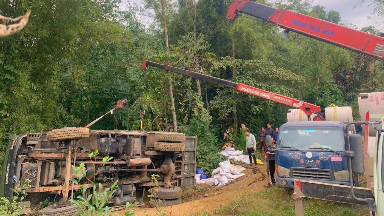 Linh and the crane's journey to rescue a truck that had overturned into a deep ravine