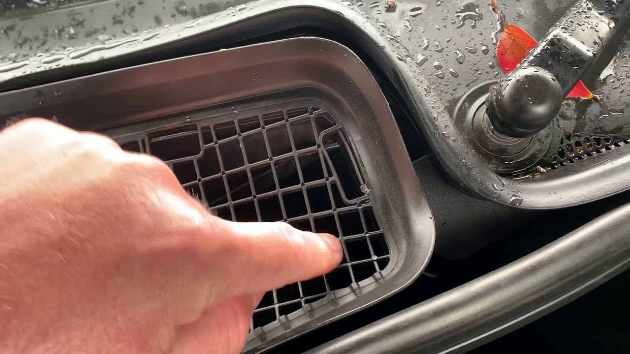 Как очистить водосливы на капоте Mercedes S550