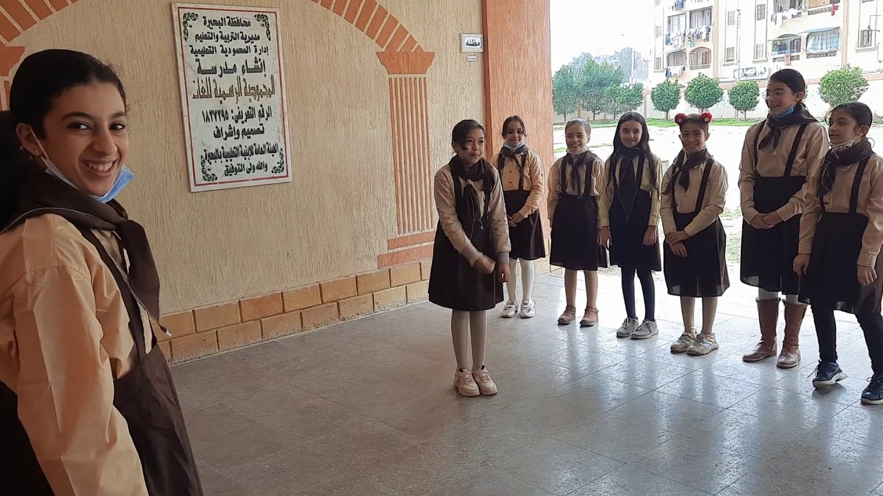 سمر زهرات مدرسة المحمودية الرسمية لغات  كابتن/ياسمين بكرى