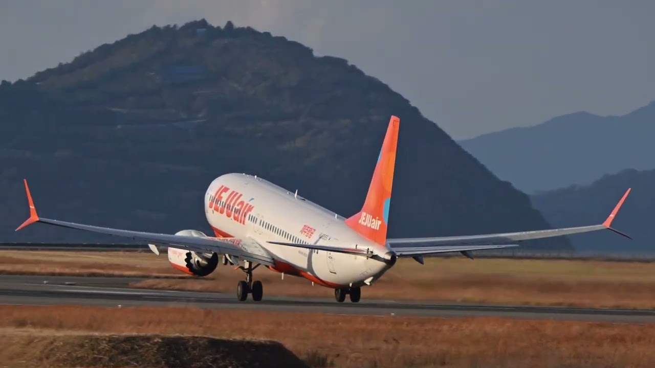 松山空港 離陸(RWY32) チェジュ航空 Boeing 737-8-MAX