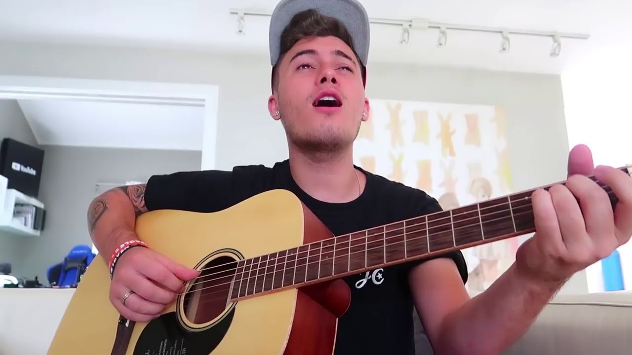 Youtuber João Caetano cantando e Tocando musica