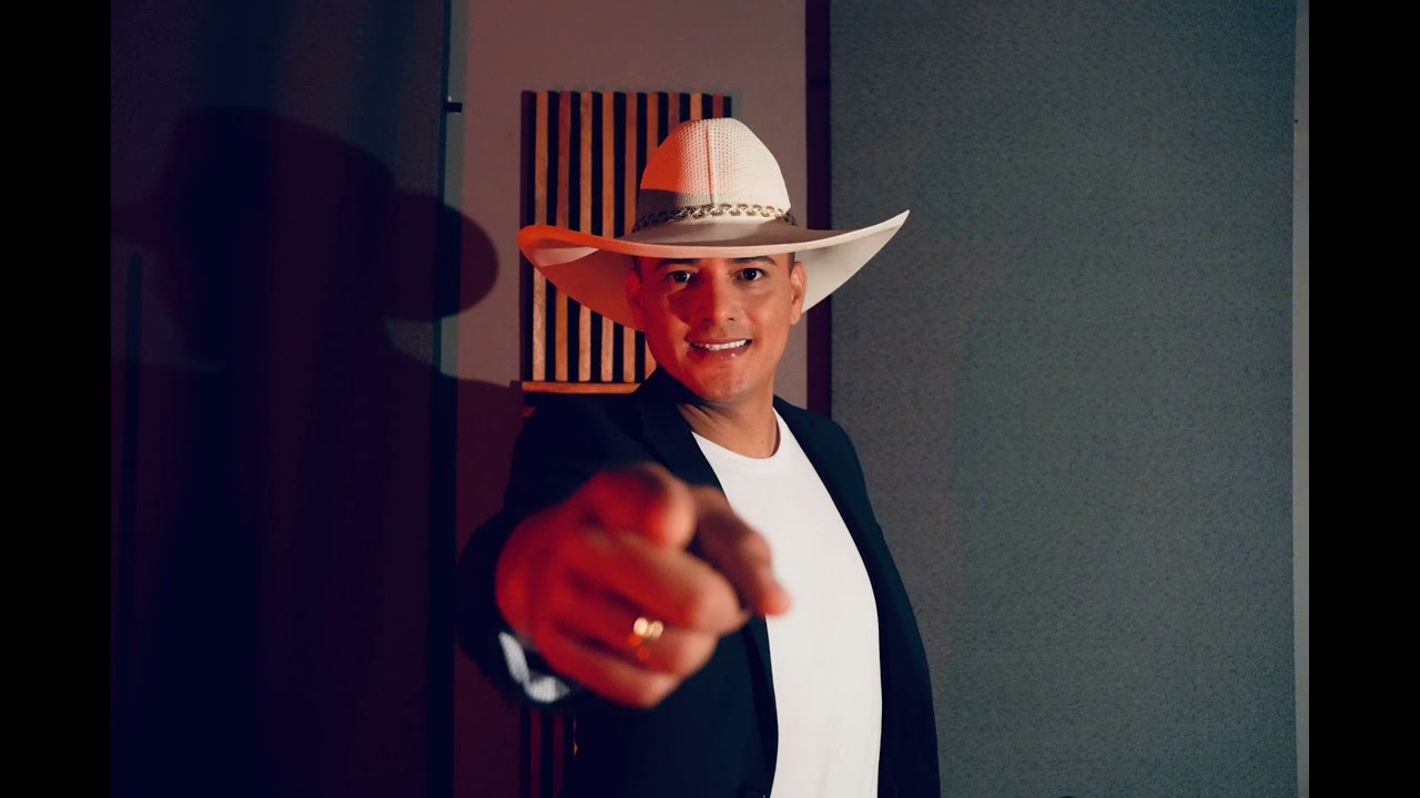 Por Lo Mismo Y Tanto - Lucho Bernal artista 