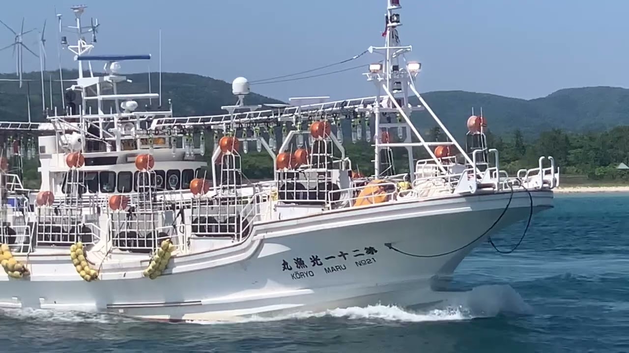 20250528 イカ釣り漁船 富来漁港から出漁風景