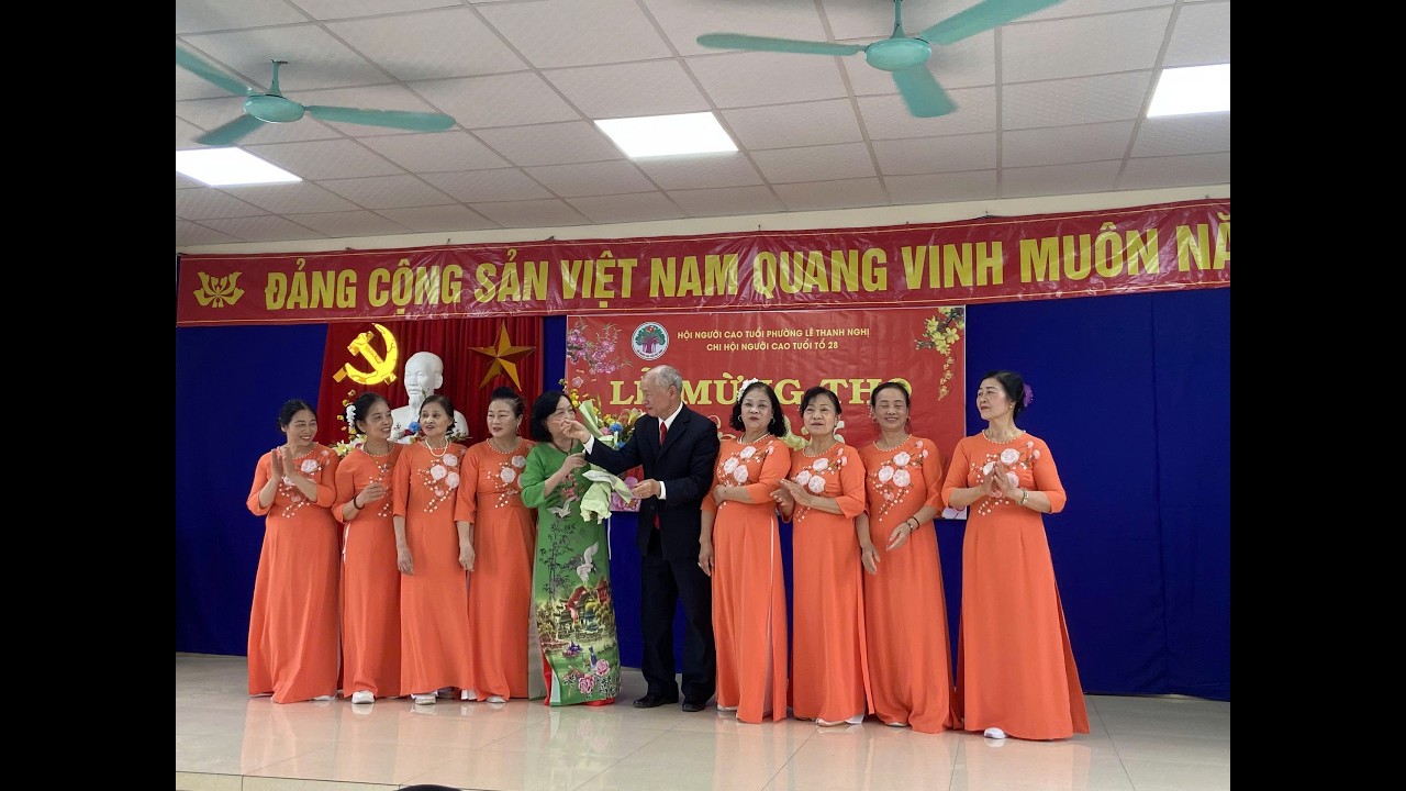 CLB dân vũ tổ 28 biểu diễn văn nghệ .  Chúc thọ  các cụ .