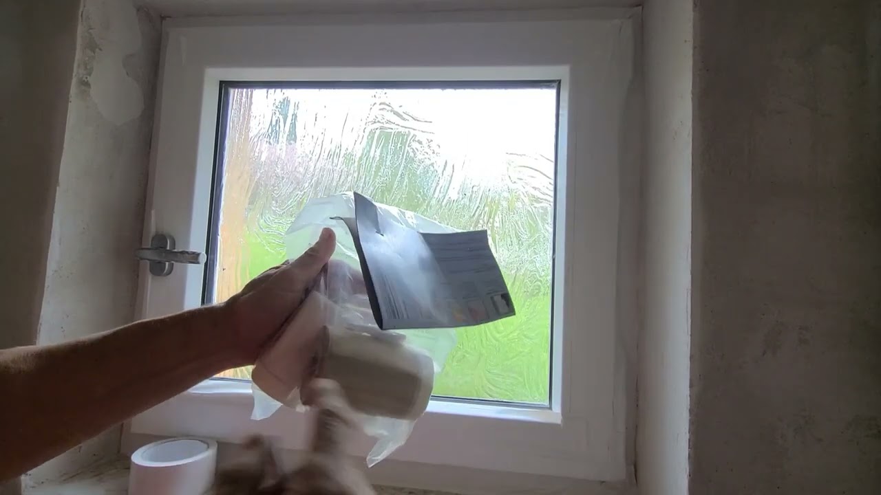 Fenster T&uuml;ren abkleben mit Putzband und Aldi Abdeckfolien bei Malerarbeiten Putzarbeiten