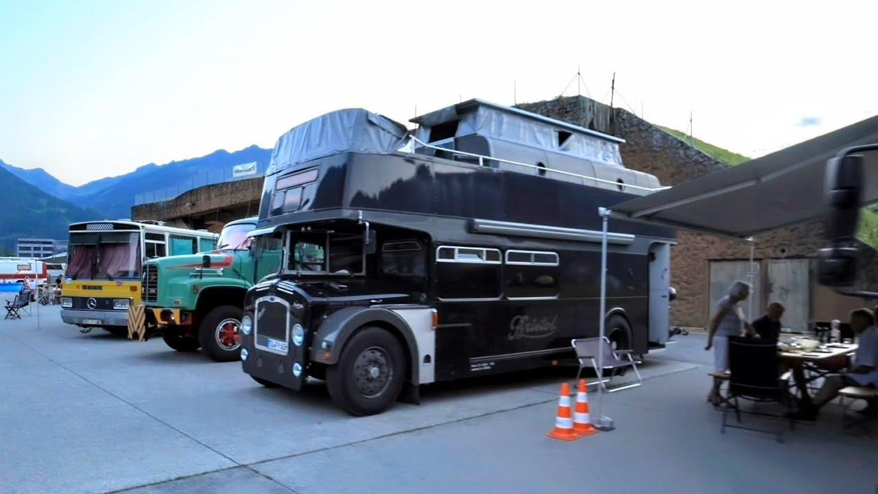 Junger Schweizer (34) organisiert größtes Treffen selbstgebauter Wohnmobile. Doku in Spielfilmlänge.
