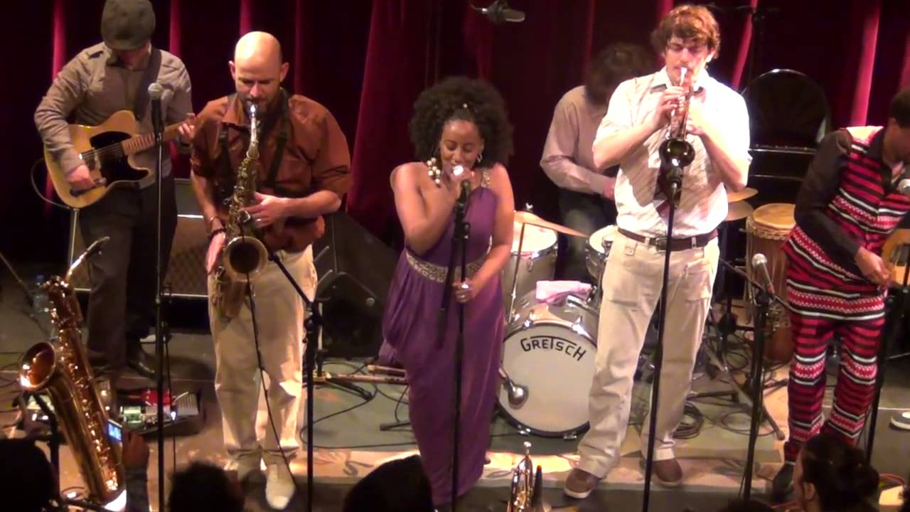 Krar Collective with Akale Wube perform Alegntaye by Tlahoun Gessesse live in Paris