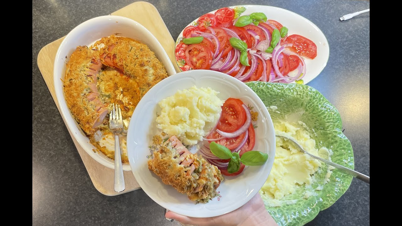 Ugnsbakad falukorv med bostongurka , potatismos och tomatsallad