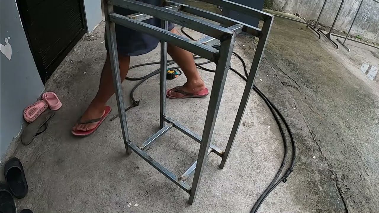 making mineral water gallon stand
