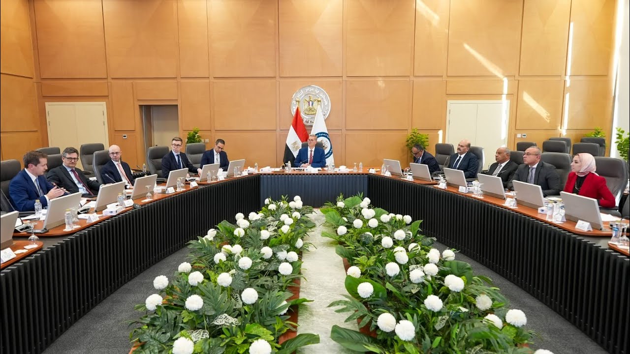 مائدة مستديرة للاستثمار والتمويل بقطاع البترول عقدها وزير البترول مع مؤسسات المالية وبنوك عالمية.