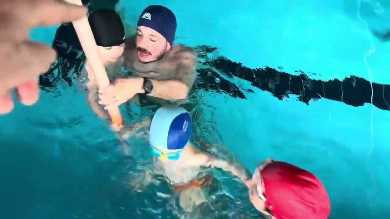 io vado a toccare il fondo ma l'acqua mi porta su