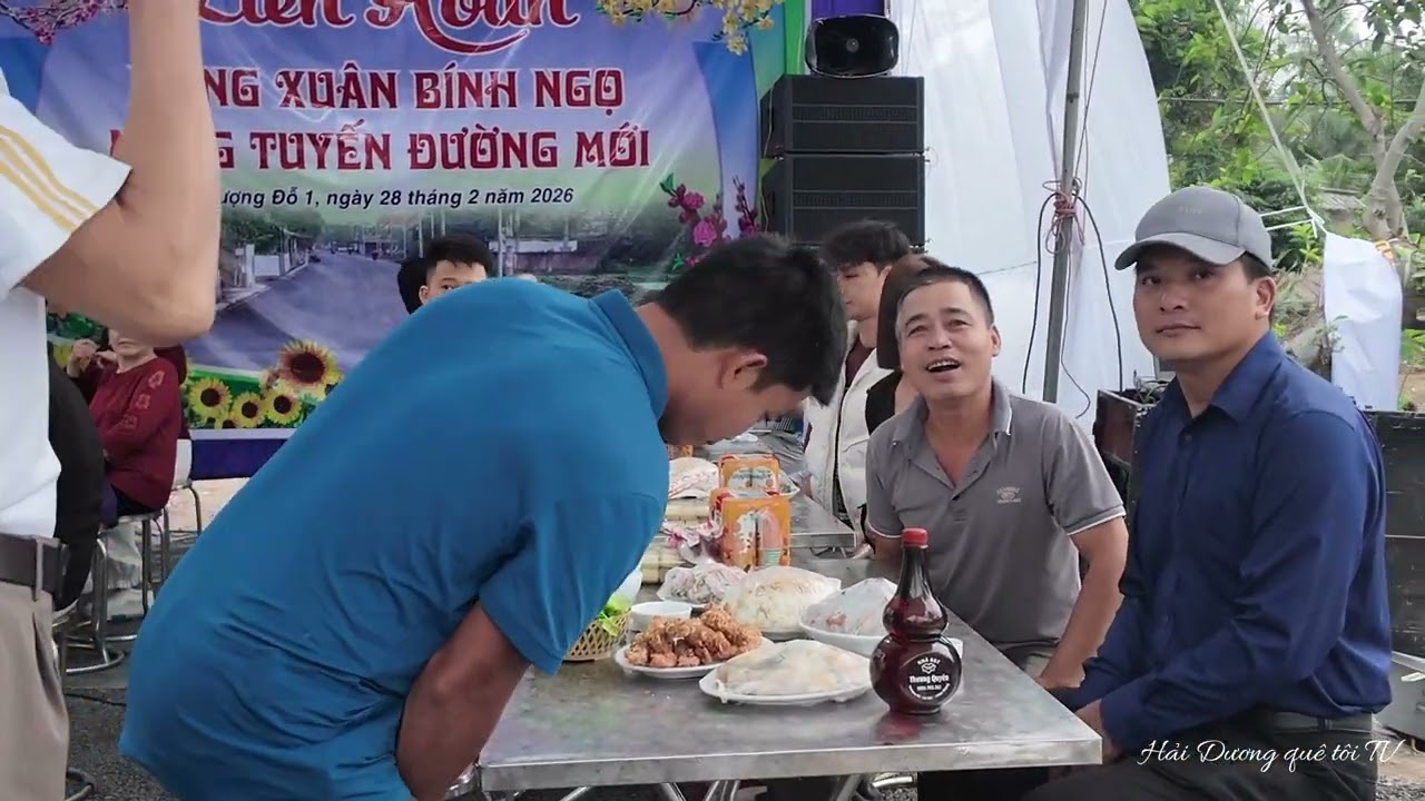 Tiệc - cả xóm mở Tiệc liên hoan mừng con đường mới
