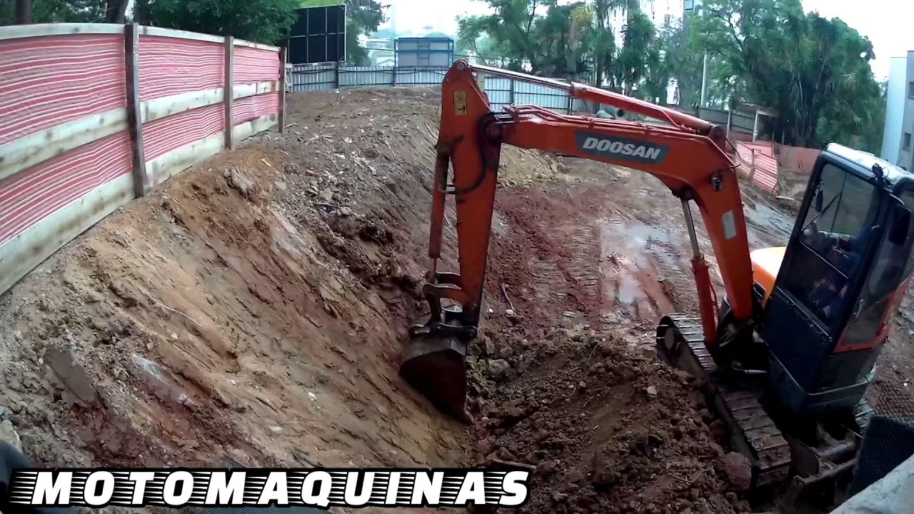 ESCAVADEIRA HIDRÁULICA 7 TONELADAS TRABALHANDO 