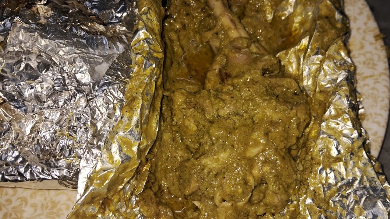 Surat ke Rander bazar me milne wali Ramazan special silver foil green chicken. /Silver foil chicken