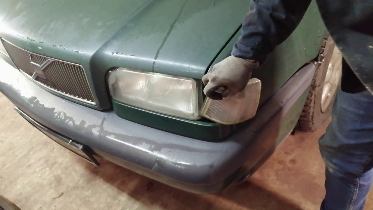 Как открыть капот в VOLVO 850, если порвался трос открывания капота?