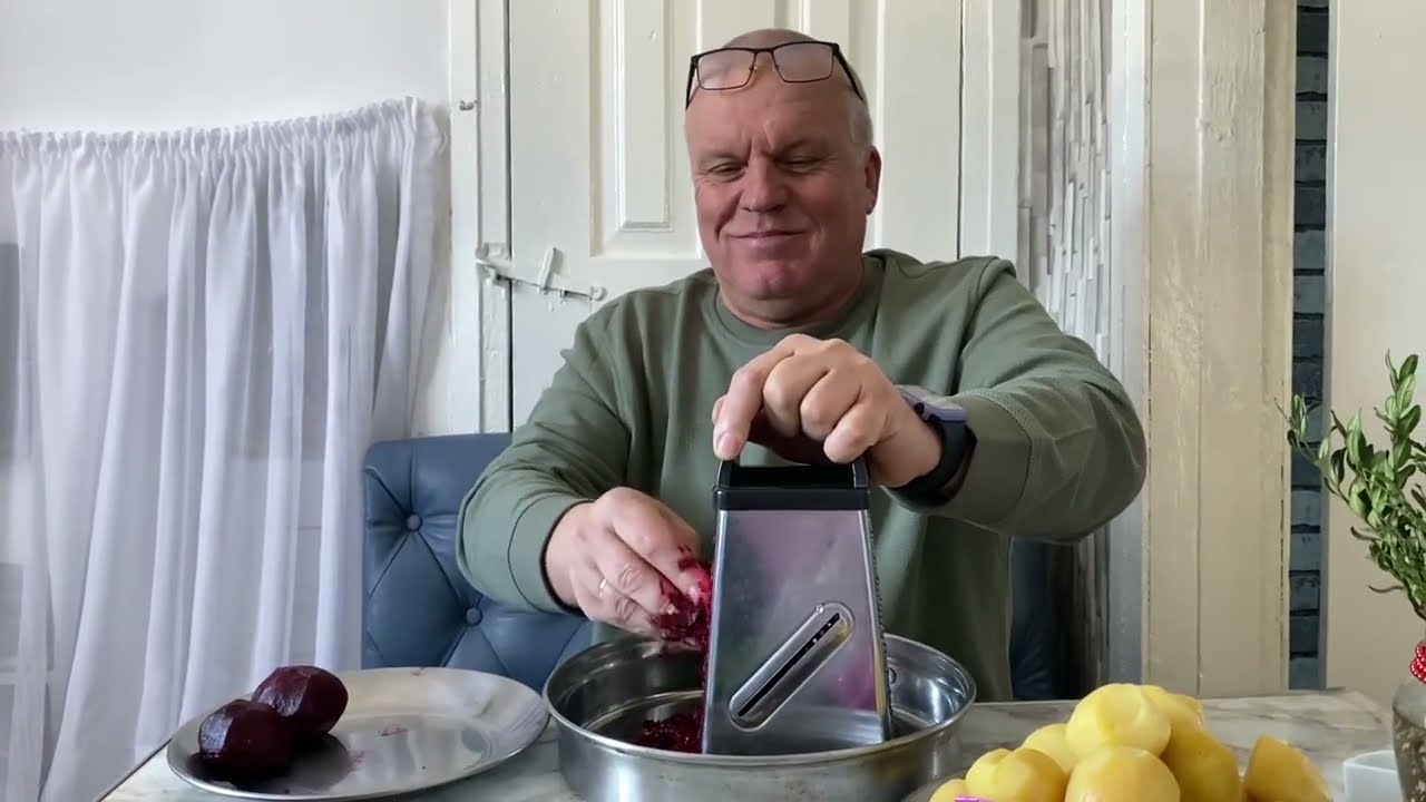 Такой день,чем могу помогаю по кухне! Двадцать лет по этому рецепту делаем! Ждем не дождемся гостей!