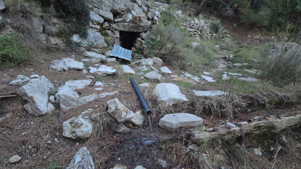 Παμε να βρούμε τη Πηγή της Μπουργάνας στη περιφέρεια Χώρας Σάμου 