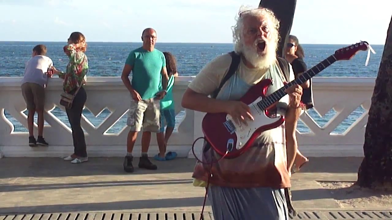 ARTISTA da RUA - Praia da Barra Salvador, Bahia - 01 de 02