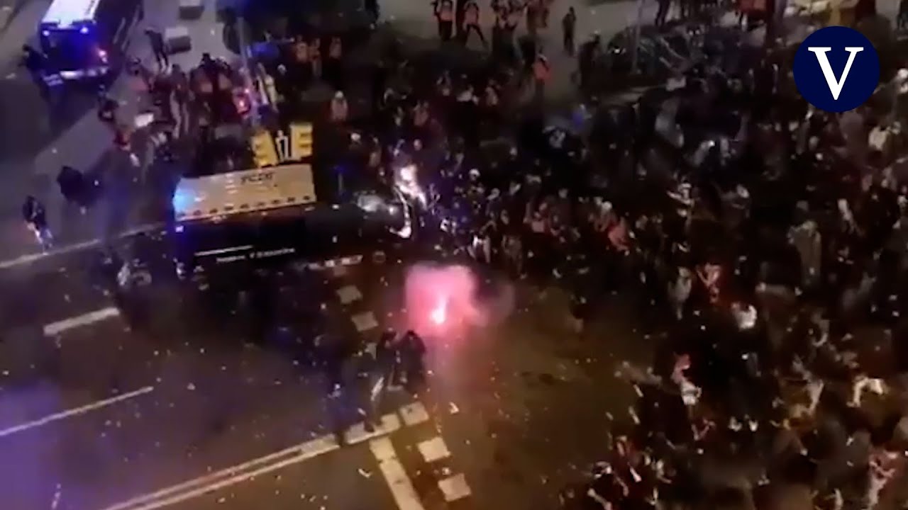 Fuertes disturbios en Barcelona: los manifestantes acorralan un furgón de los Mossos