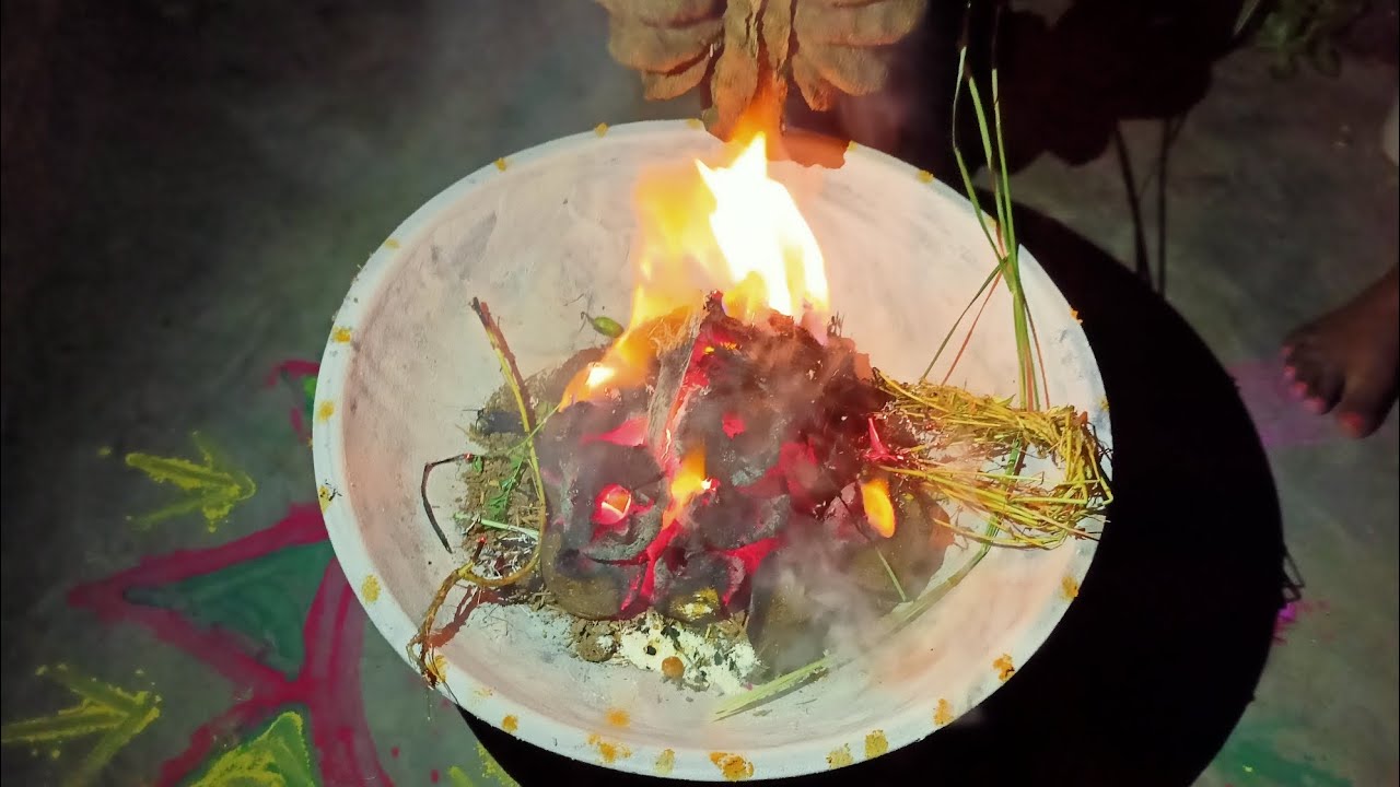 हमारे घर परंपरा के अनुसार होली इस तरह से जलईजाती है#holikaDahan#viral video#parampara#Holi kaPujan 🙏