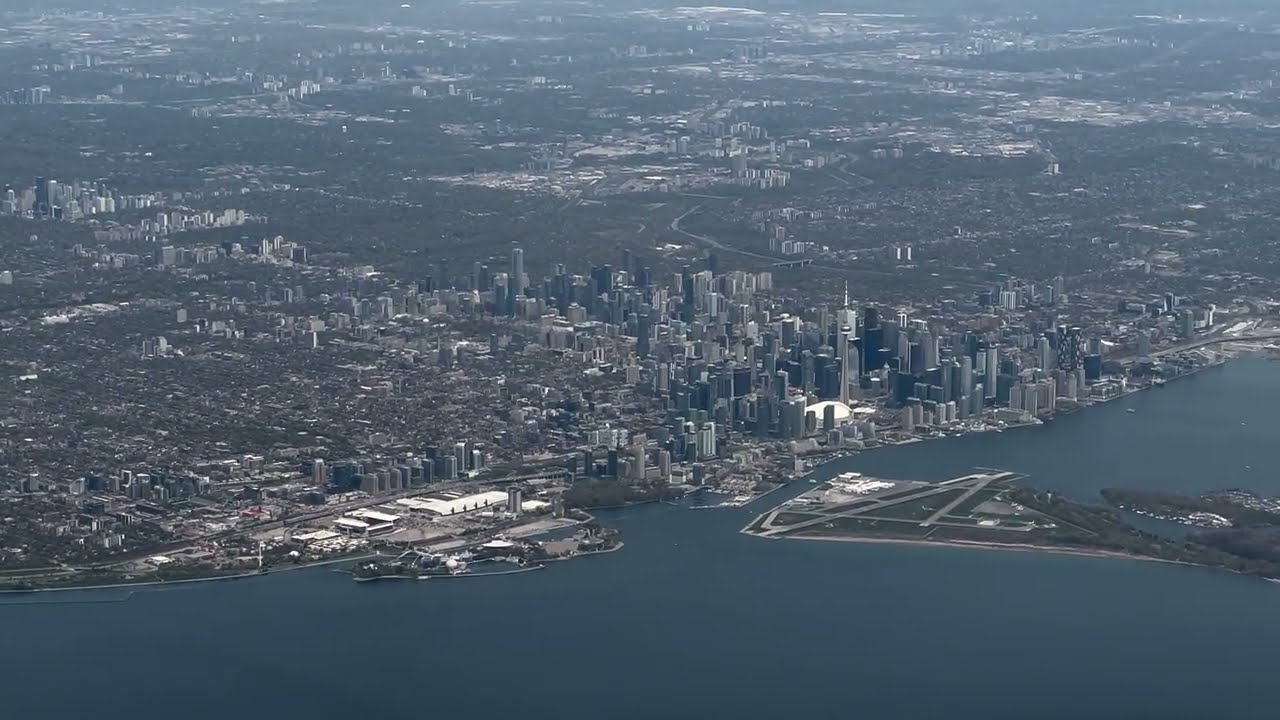 Stunning Toronto Skyline on Descent and Landing into Toronto Pearson Airport with Delta Airlines! 4K