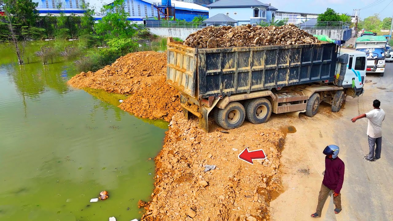 O.M.G Be Aware! New Update Landfill Task Using Dump Truck 25.5Ton & Dozer Pushing Into Flooded LAND!