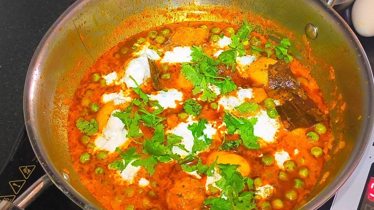 ഉരുളകിഴകും ഗ്രീൻ പീസ്  ( ആലൂ മട്ടർ ) കറി ഉണ്ടാക്കാം 🍲🥔