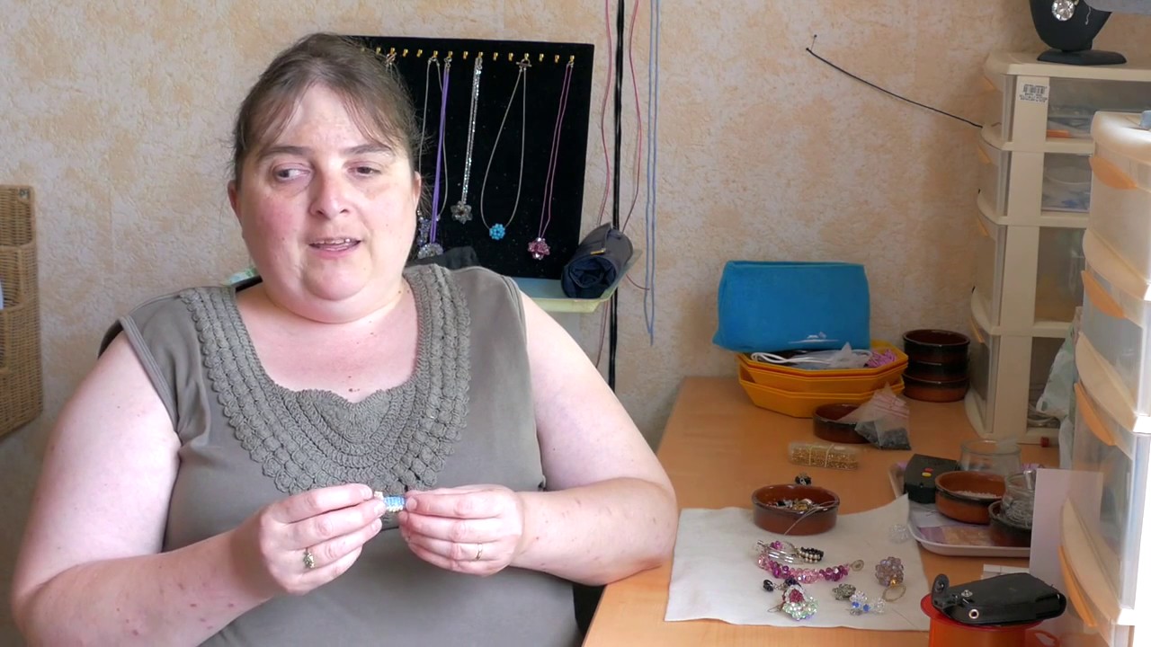 Les bijoux en perles de SWAROVSKI de Virginie MAHEUX, bénéficiaire de L'UNADEV