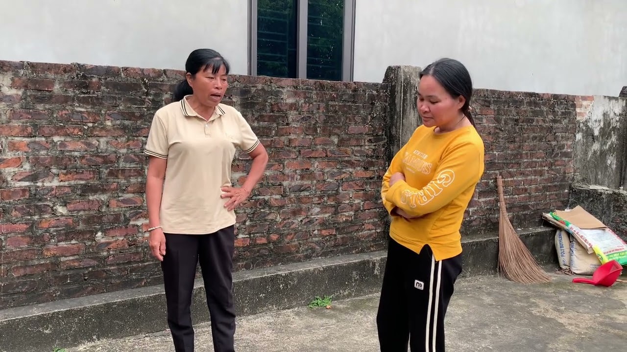 Bà huyên cảnh cáo mụ Phượng việc tiến về ngoại không liên quan toi mụ.cẩn thận cái mồm 