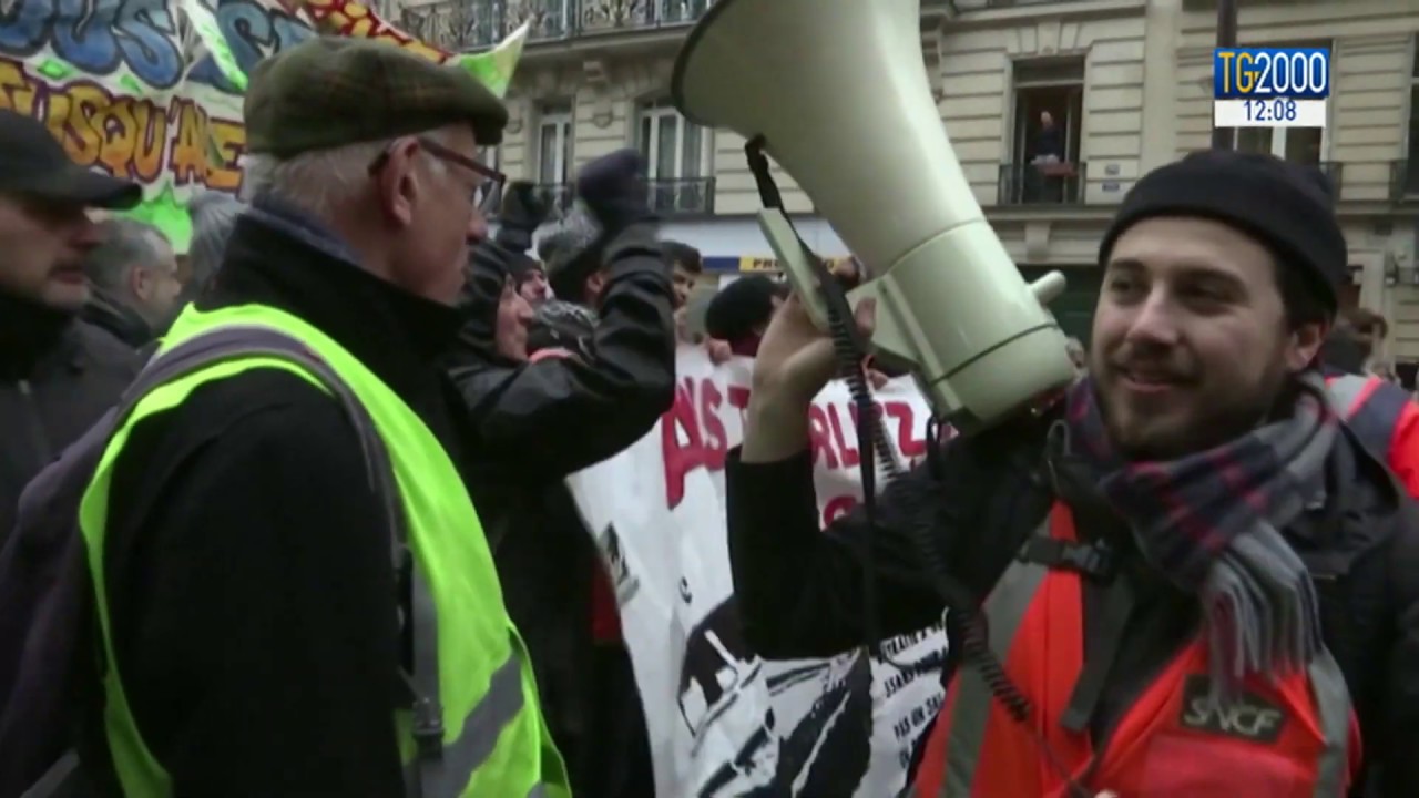 Francia, oggi nuove manifestazioni sulle pensioni. 300 km di code assediano Parigi