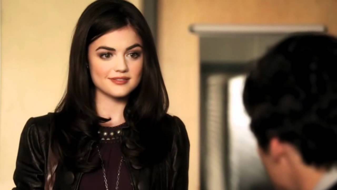 Pretty Little Liars 1x01 Ezra et Aria apres les cours