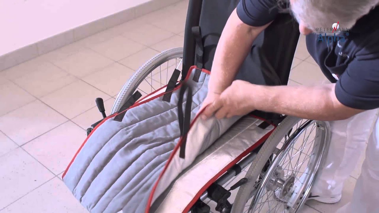 Nach-vorne-gerutschte Person im Rollstuhl komfortabel und ergonomisch nach hinten bewegen.