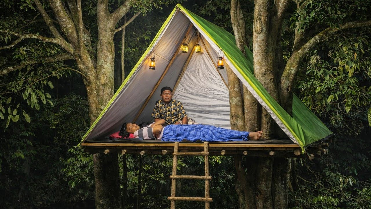 Camping hujan deras // mendirikan rumah pohon di atas sungai dan menyelam menembak ikan untuk lauk