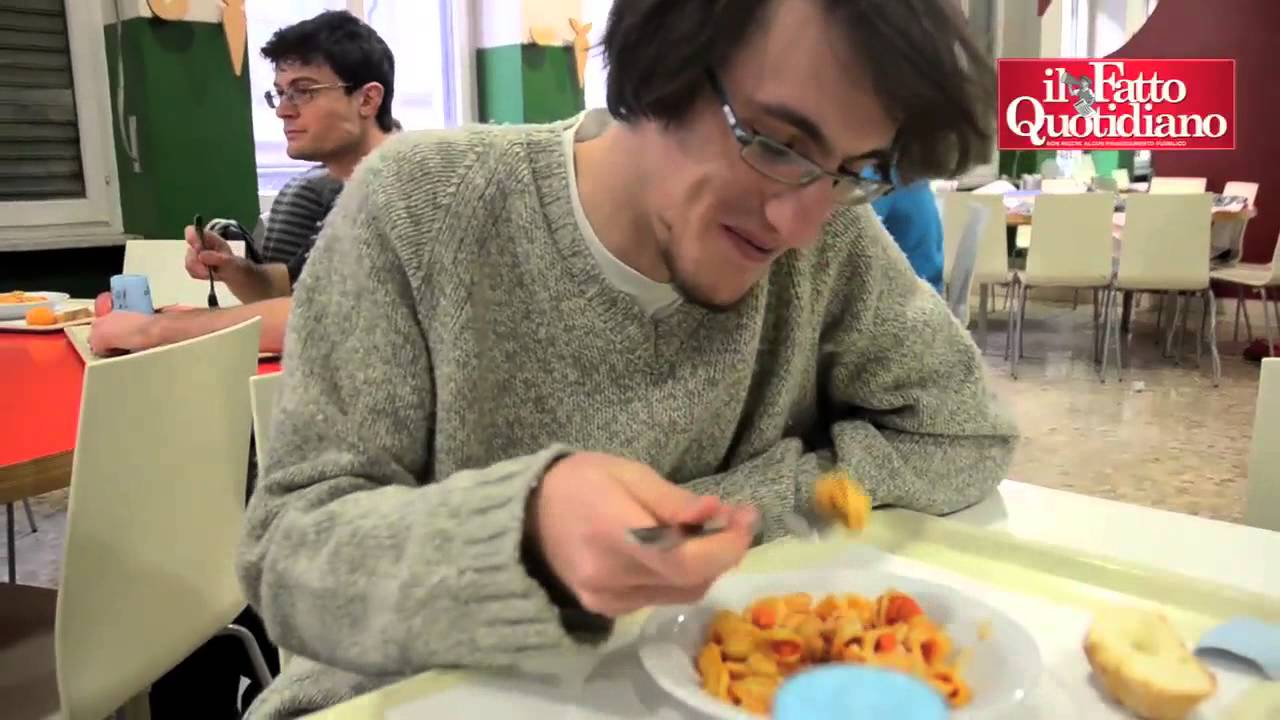 Torino, chiude la mensa universitaria. Gli studenti la occupano: “Pasti a prezzi popolari”