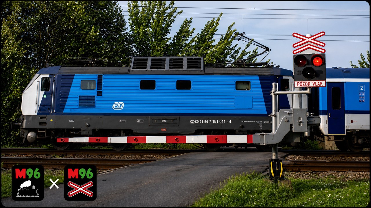 Vlaky Uhersko (na přejezdu) - 14.8.2016 / Trains at Czech Level Crossing Uhersko