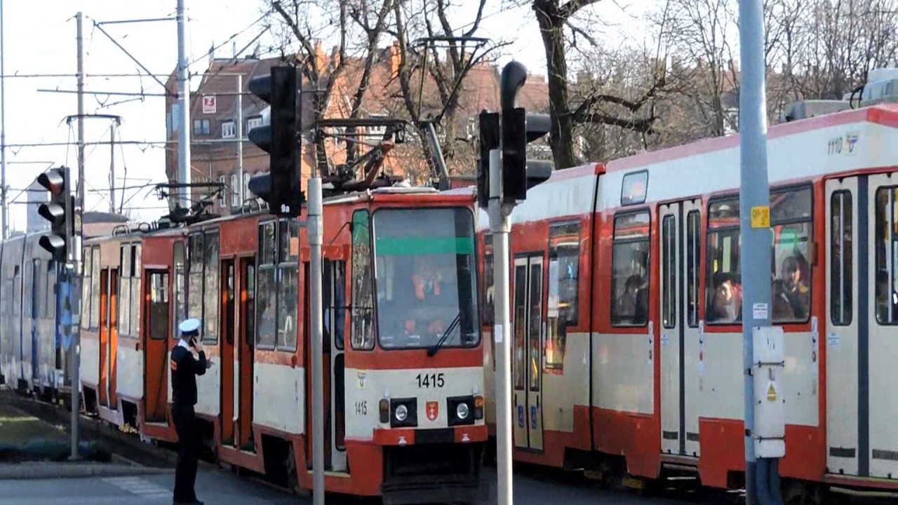 Awaria tramwaju na Jana z Kolna. Przetaczanie uszkodzone tramwaju Konstal 105Na przez Gdańsk