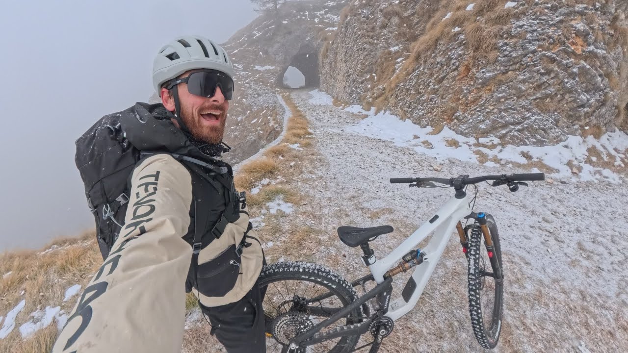 Subi de bike e dormi em um bivacco na montanha