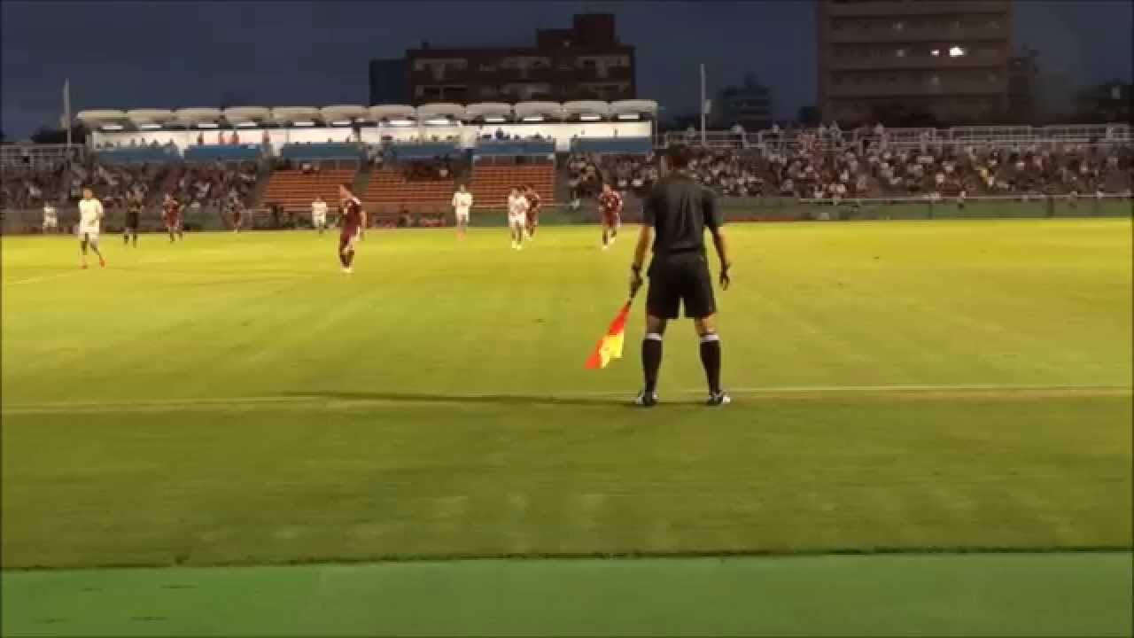 サッカーの試合でしばらく副審に注目して撮影してみた。